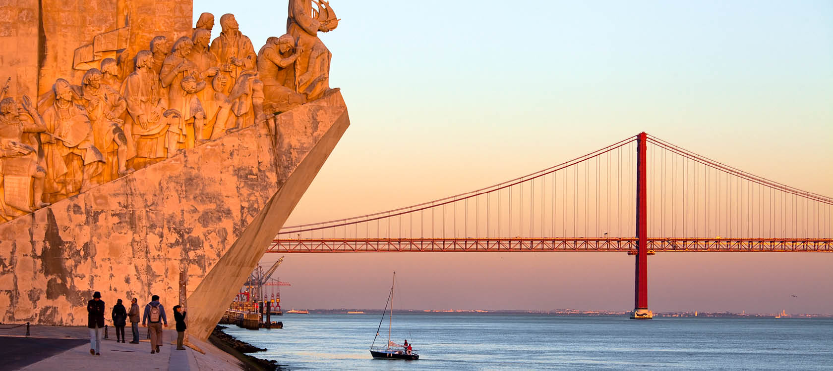 24 april bron och belem monument i lissabon