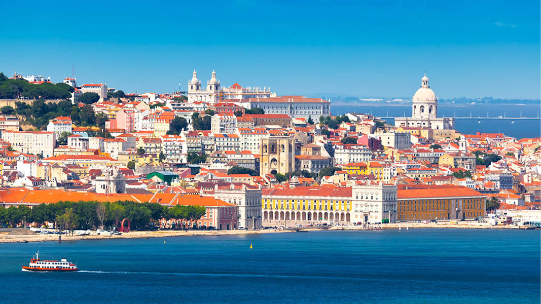 färgstarka huvudstaden lissabon vid vattnet på resa till portugal