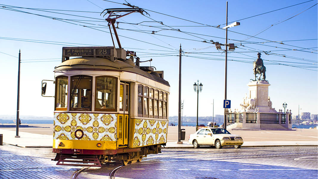 gula traditionella spårvagnar längs gatorna i centrala lissabon