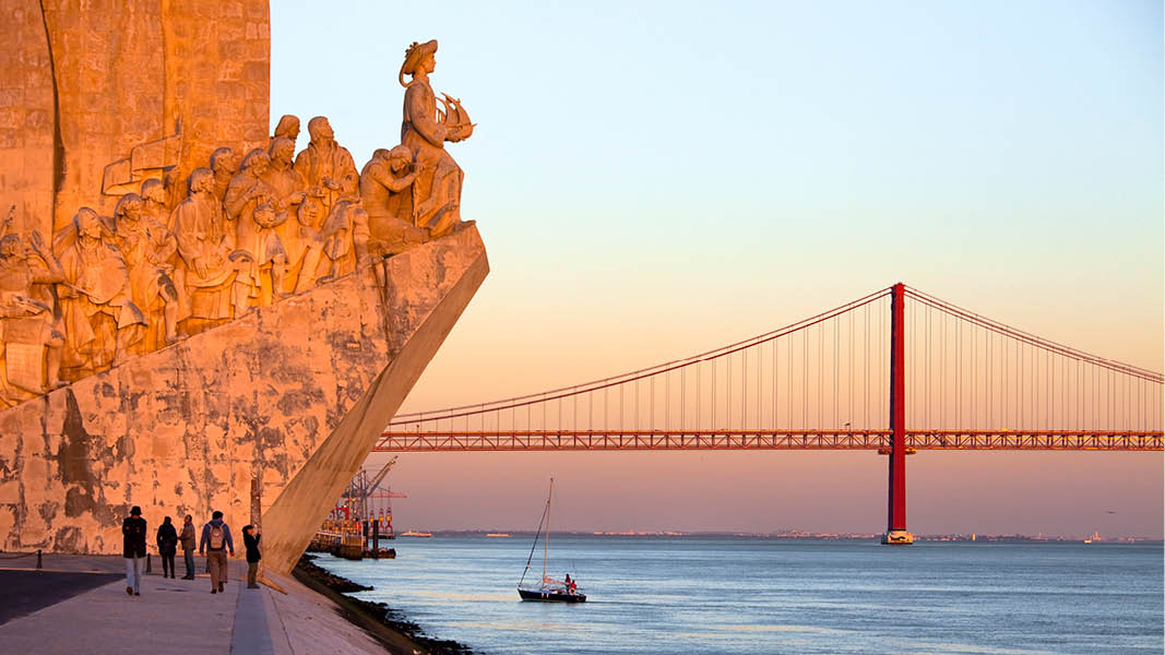 25 April bron i Lissabon och Avenida de Liberdade 