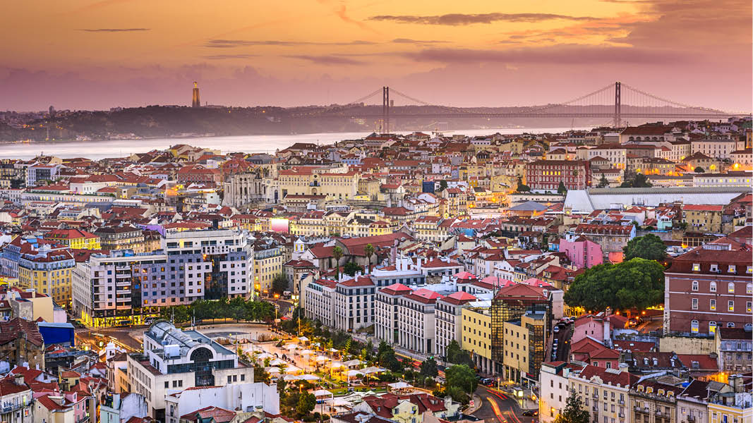 Panorama över Lissabon stad i solnedgången