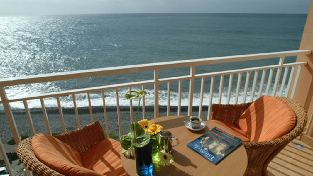 En kaffepaus p balkongen med utsikt ver havet frn all inclusive hotellet Pestana Bay p Madeira.