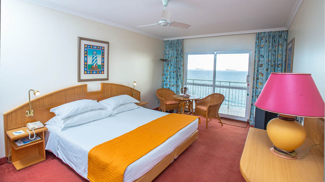 Dubbelrum med bred sng, havsutsikt och badrum p Pestana Bay, ett all inclusive hotell p Madeira.