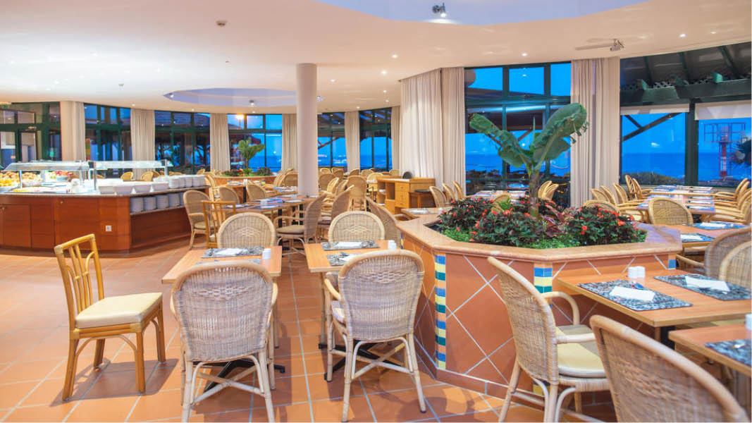 Buffrestaurang med blomsterdekor och havsutsikt p Pestana Bay all inclusive, Madeira.