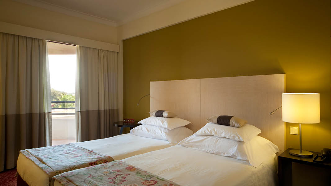 Dubbelrum med separata bddar p fyrstjrniga hotellet vora Hotel, Portugal. 