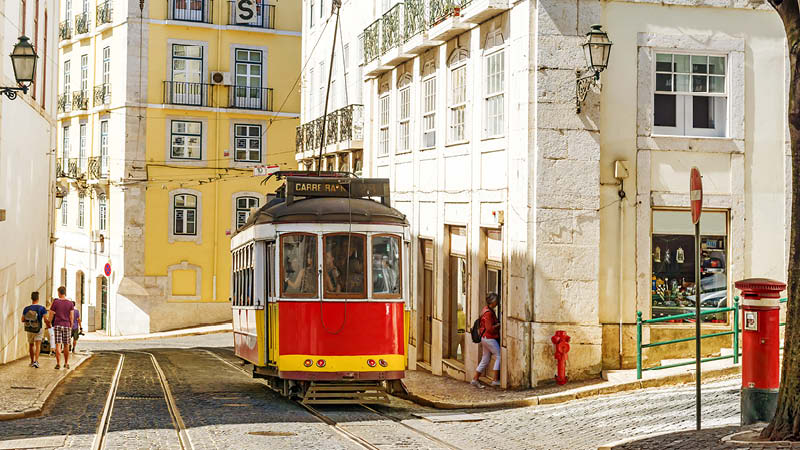 Klassisk spårvagn på Lissabons gamla gator, Portugal.