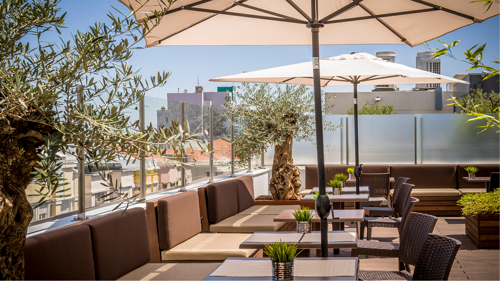 Naturgrn terrass med parasol och utsikt ver Lissabon stad frn SKyna Hotel Lissabon.