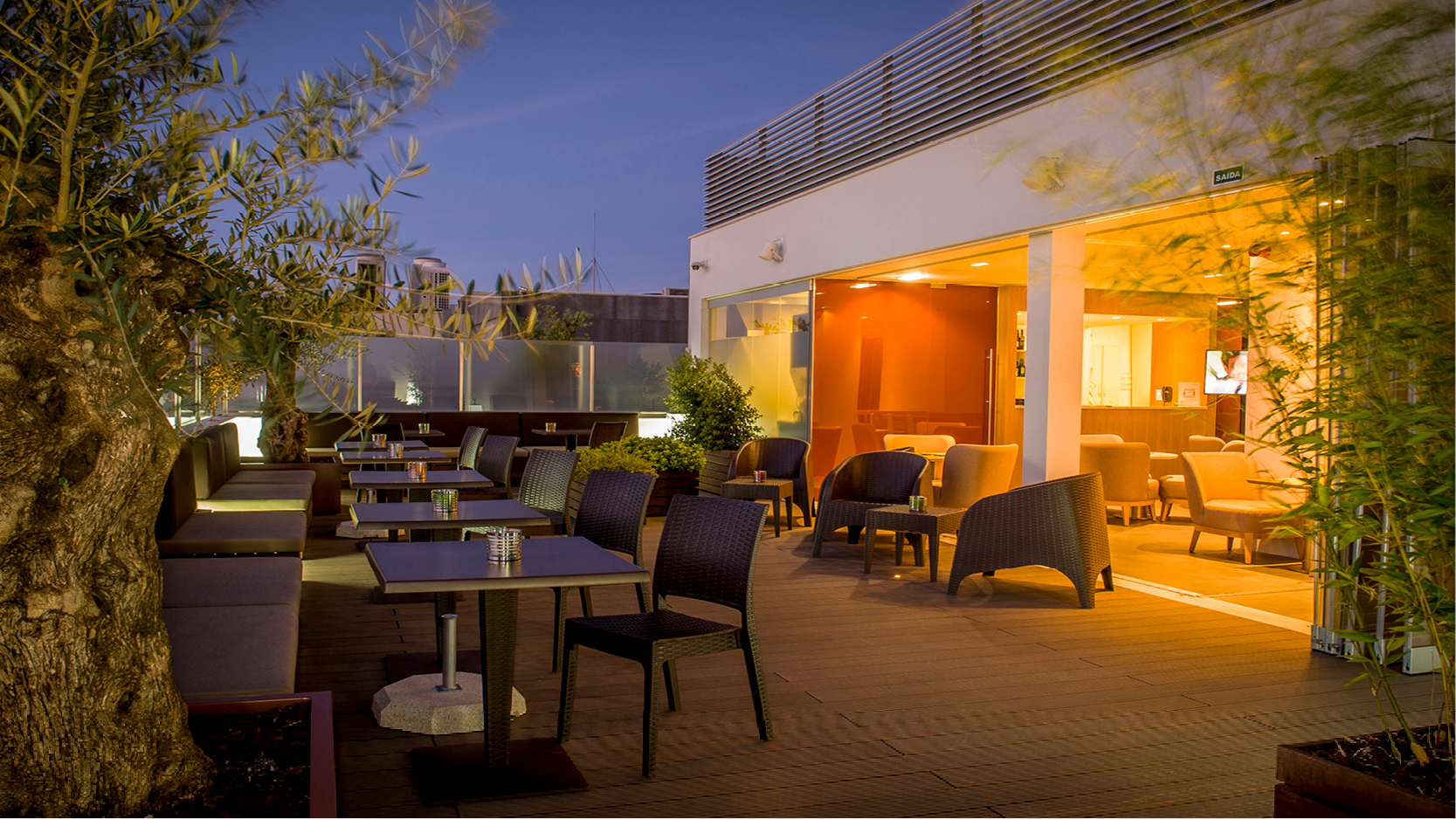 Skyna Hotel Lissabon erbjuder takterrass med lugn atmosfr i kvllsskrud.