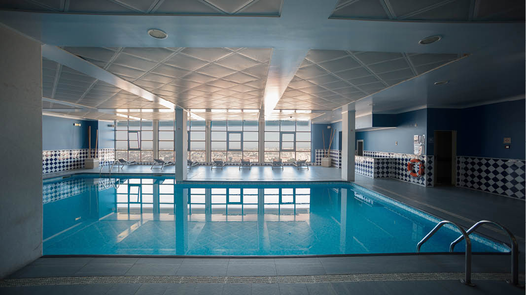 Inomhus swimmingpool p hotellet Vila Gale Porto.