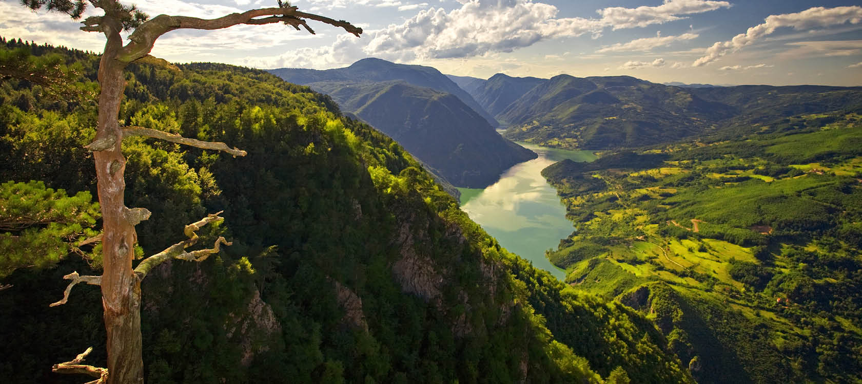 Nationalpark med berg, hav och gr�na �ngar i Serbien.