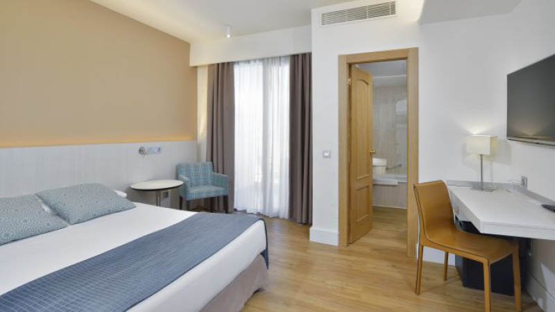 Nrenoverade, ljusa dubbelrum med poolutsikt på hotell Sol Don Pedro i Torremolinos, Andalusien. 