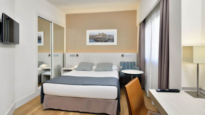 Rum med balkong och utsikt p det nyrenoverade hotell Sol Don Pedro i Torremolinos, Andalusien. 