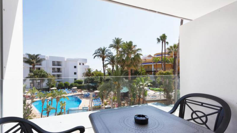 Rum med tillhrande balkong och utsikt ver poolen. Lngtidssemester p hotell Sol Don Pedro i Torremolinos, Andalusien. 