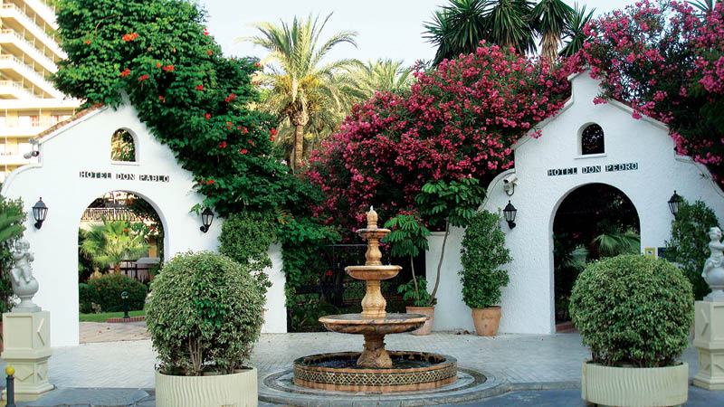 Den vackra entrn med fontn och blommor till hotellkomplexet Sol Don Hotels i sdra Spanien.