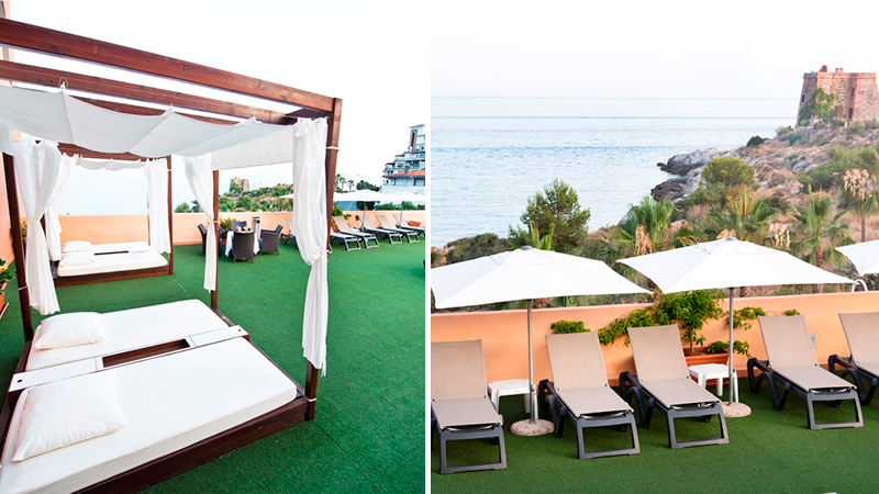 Solstolar p taket med utsikt ver havet p hotell Bahia Tropical i Almunecar, Andalusien.