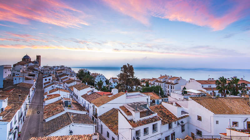 Utsikt ver Altea och Medelhavet vid skymning p spanska stkusten.