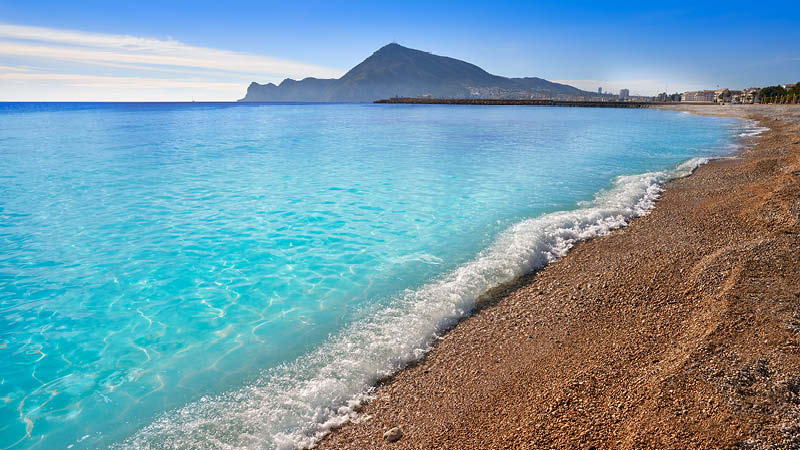 Bla Medelhavet vid en strand i Altea i Spanien.