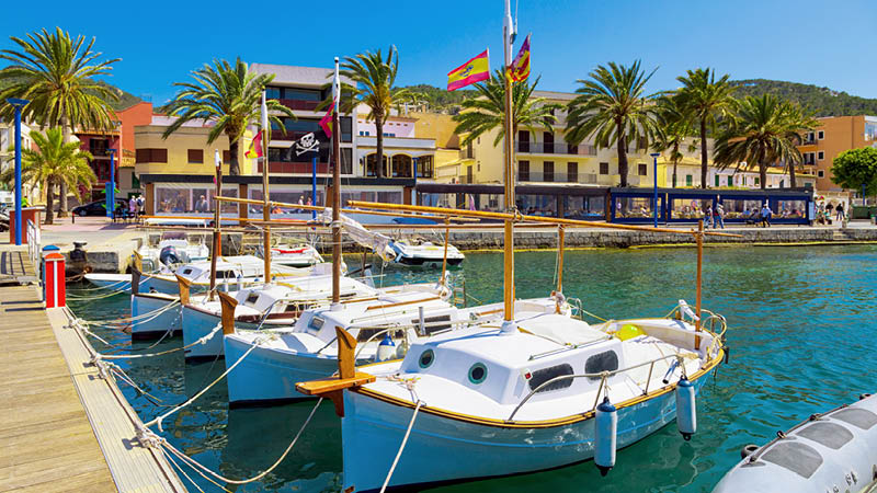 Smbtshamn och strandpromenad i kuststad p Mallorca