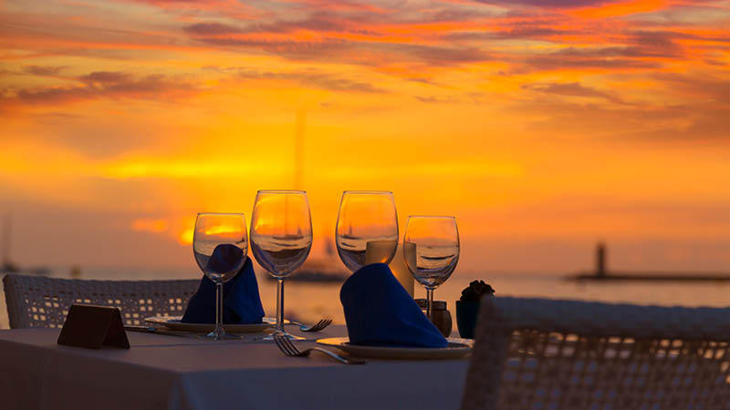 middag med vin i solnedgngen vid havet p resa till mallorca