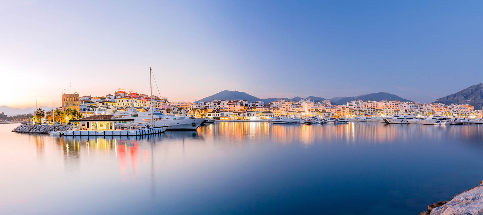 Den glittrande lyxbtsmarinan i semesterorten Puerto Banus, Marbella.