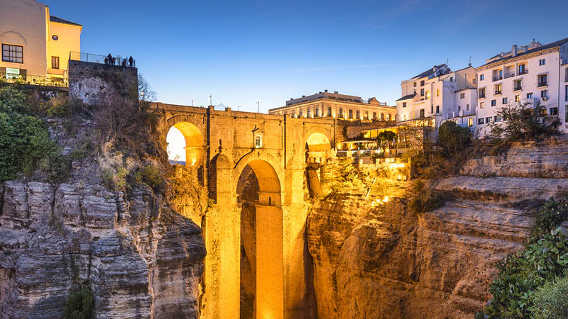 Bron som förbinder den gamla stadsdelen med den nya i Ronda