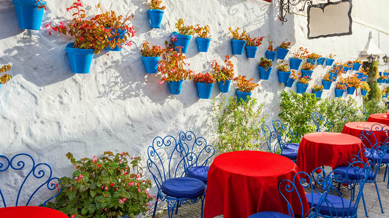 mijas kännetecknas för sina vitmålade hus, färggranna blommor och många cafeer. på semester i spanien