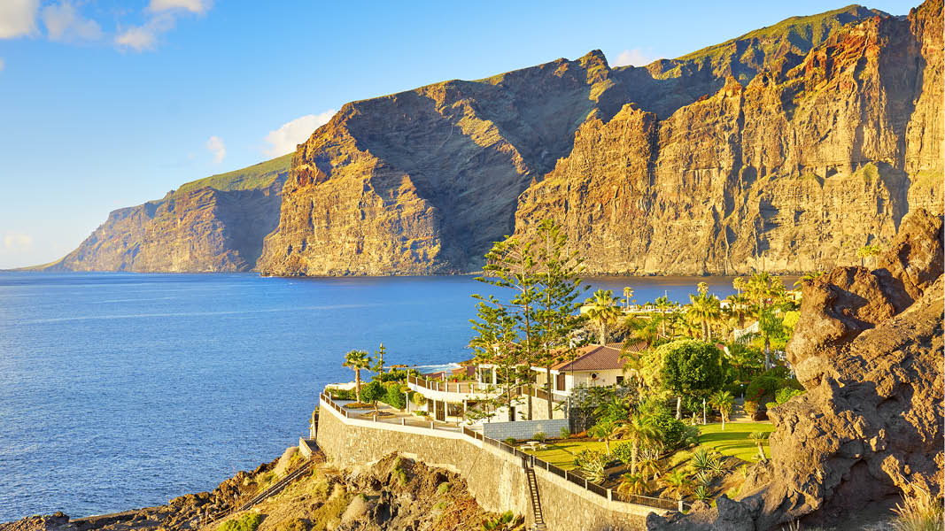 Los Gigantes med hftiga berg och hav p Teneriffa.