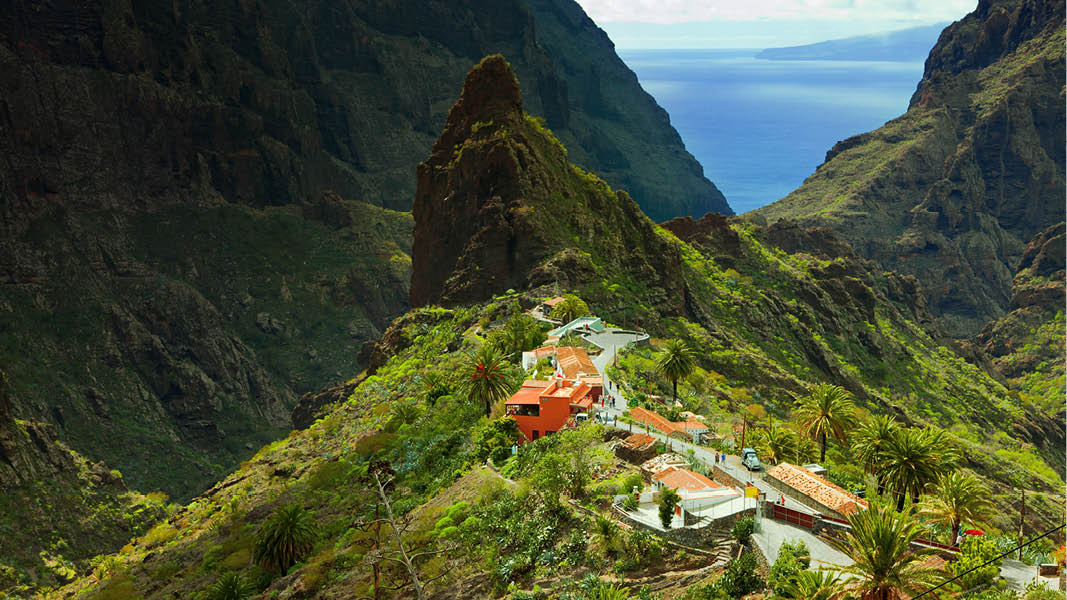 Den frodiga byn Masca bland bergen p Teneriffa.