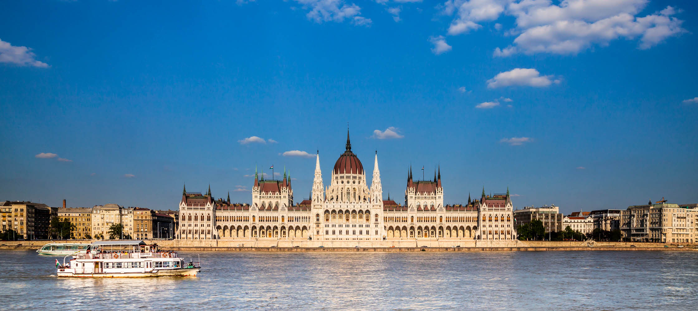 utsikt ver budapest, stadshuset och floden donau