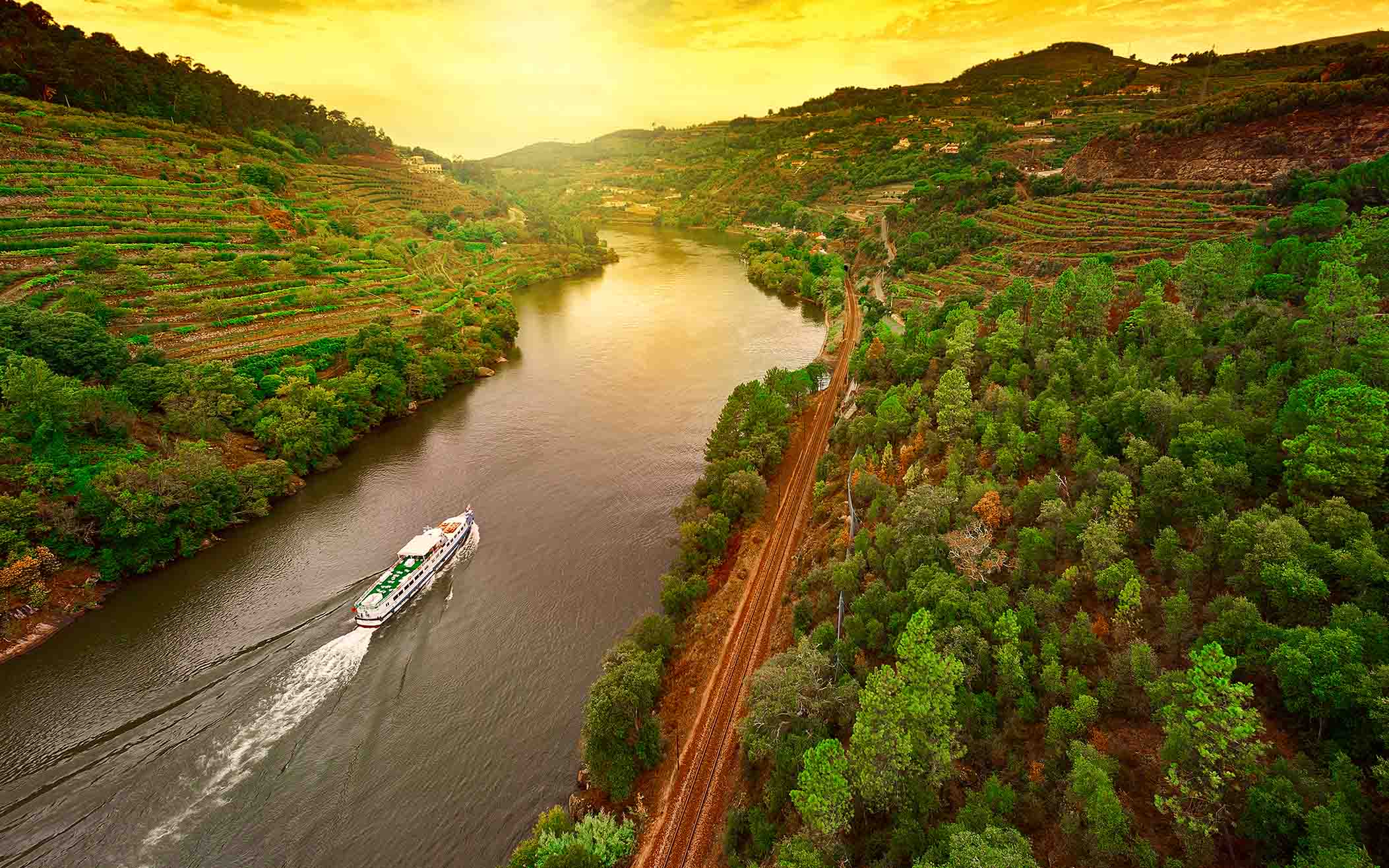 Flodkryssning på sköna gröna Dourofloden