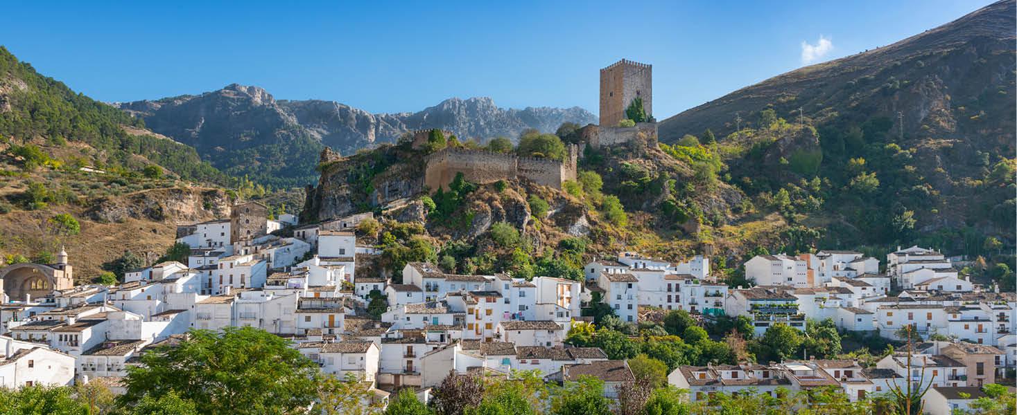 Den hvide landsby Cazola, Andalusien, Spanien